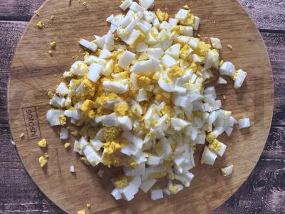 Salotas „Fantazija“ su rūkytomis vištienos krūtinėlėmis Žingsnis 1