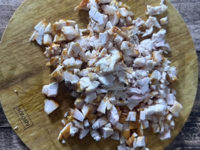 Salotas „Fantazija“ su rūkytomis vištienos krūtinėlėmis Žingsnis 2