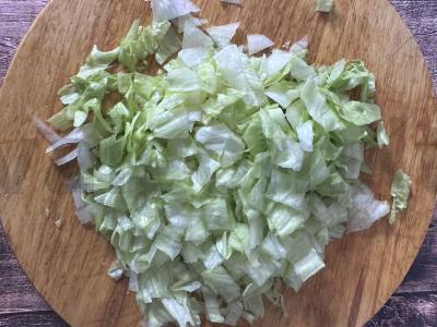 Salotas „Fantazija“ su rūkytomis vištienos krūtinėlėmis Žingsnis 3