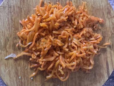 Salotas „Fantazija“ su rūkytomis vištienos krūtinėlėmis Žingsnis 4