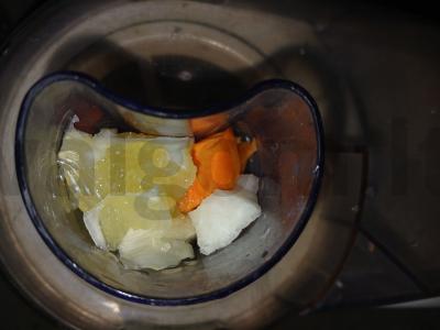 Šviežiai spaustos kolrabi, morkų ir citrinos sultys Žingsnis 3