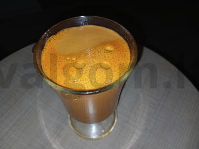 Šviežiai spaustos kolrabi, morkų ir citrinos sultys pagrindine nuotrauka