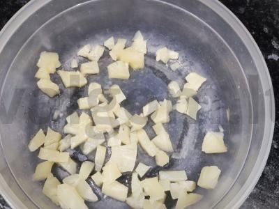 Ananasų ir sūrio salotas Žingsnis 1