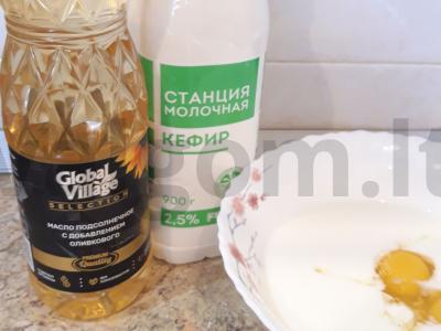 Kepiniai blynai, įdaryti kiaušiniu su žaliu svogūnu Žingsnis 1