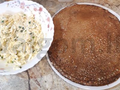 Kepiniai blynai, įdaryti kiaušiniu su žaliu svogūnu Žingsnis 8