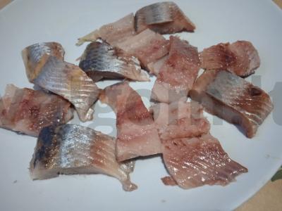 Silkės salotos su raudonuoju svogūnu ir žirniais Žingsnis 1