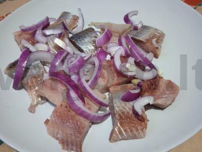 Silkės salotos su raudonuoju svogūnu ir žirniais Žingsnis 2