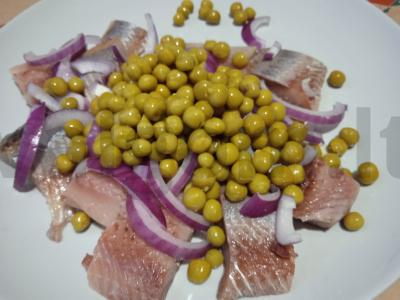 Silkės salotos su raudonuoju svogūnu ir žirniais Žingsnis 3