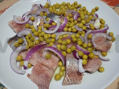 Silkės salotos su raudonuoju svogūnu ir žirniais Žingsnis 4