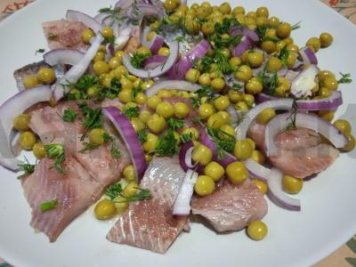 Silkės salotos su raudonuoju svogūnu ir žirniais Žingsnis 5