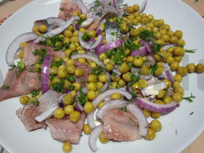 Silkės salotos su raudonuoju svogūnu ir žirniais pagrindine nuotrauka