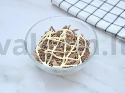 Sluoksniuotas salotas su vištienos kepenimis ir sūriu Žingsnis 2