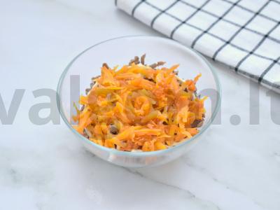 Sluoksniuotas salotas su vištienos kepenimis ir sūriu Žingsnis 3