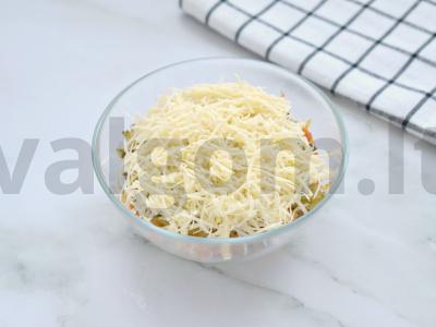 Sluoksniuotas salotas su vištienos kepenimis ir sūriu Žingsnis 5