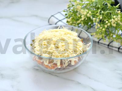 Sluoksniuotas salotas su vištienos kepenimis ir sūriu pagrindine nuotrauka