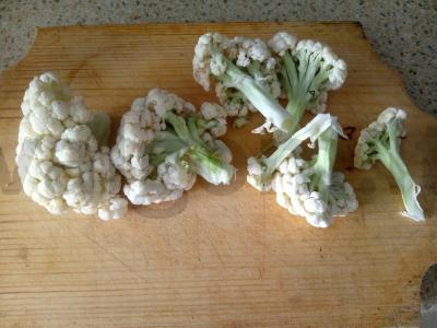 Kepta žiedinė kopūstai grietinės ir česnako padaže Žingsnis 1