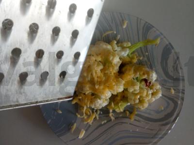 Kepta žiedinė kopūstai grietinės ir česnako padaže Žingsnis 5