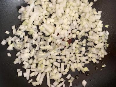 Šakšuka su pomidorų pasta, pomidorais ir sūriu Žingsnis 1