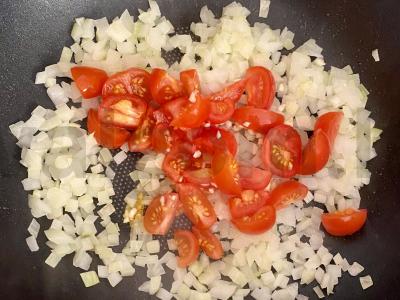 Šakšuka su pomidorų pasta, pomidorais ir sūriu Žingsnis 2