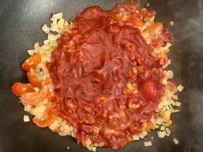 Šakšuka su pomidorų pasta, pomidorais ir sūriu Žingsnis 3