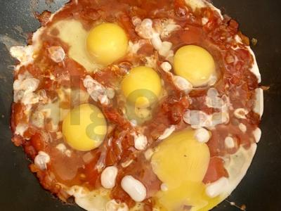 Šakšuka su pomidorų pasta, pomidorais ir sūriu Žingsnis 4