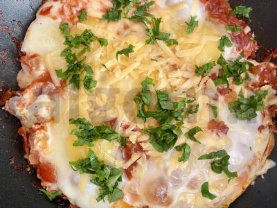 Šakšuka su pomidorų pasta, pomidorais ir sūriu Žingsnis 5