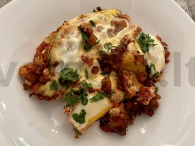 Šakšuka su pomidorų pasta, pomidorais ir sūriu pagrindine nuotrauka