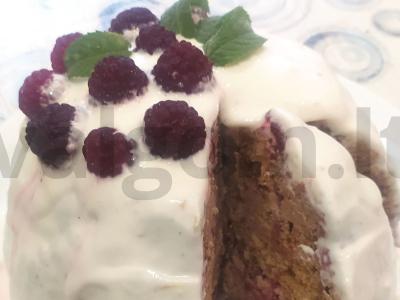 Tortas „Uogos ant sniego“ pagrindine nuotrauka