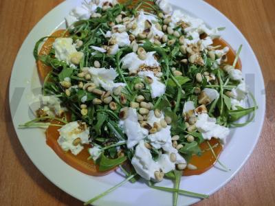 Salotas su persimonu ir stracciatella pagrindine nuotrauka