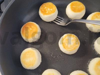 Sūrio pyragėliai su ryžių miltais ir braškių džemu Žingsnis 9