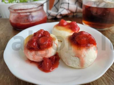 Sūrio pyragėliai su ryžių miltais ir braškių džemu pagrindine nuotrauka