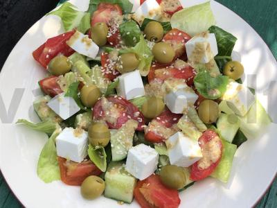 Salotas su alyvuogėmis ir feta sūriu pagrindine nuotrauka