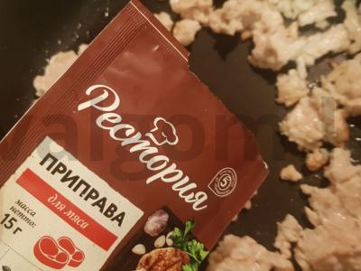 Troškinti cukinijos su faršu ir kiaušiniu Žingsnis 3