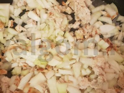 Troškinti cukinijos su faršu ir kiaušiniu Žingsnis 4