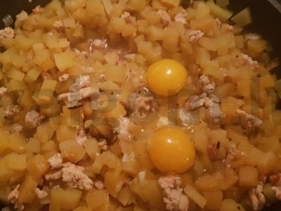 Troškinti cukinijos su faršu ir kiaušiniu Žingsnis 6