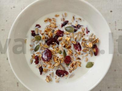 Traškūs muesli su spanguolėmis pagrindine nuotrauka