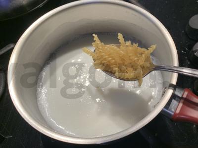 Pieniniai makaronai su medumi ir raudonosiomis serbentėmis Žingsnis 1