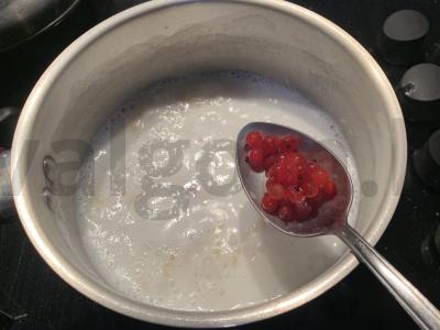 Pieniniai makaronai su medumi ir raudonosiomis serbentėmis Žingsnis 2