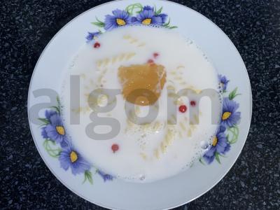 Pieniniai makaronai su medumi ir raudonosiomis serbentėmis pagrindine nuotrauka