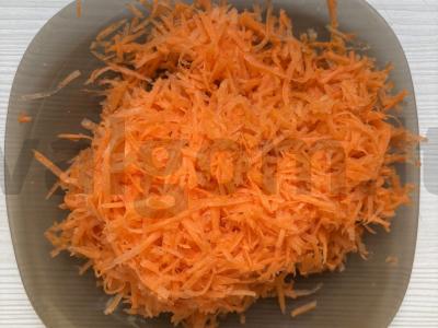 Morkų keksiukas su žemės riešutais Žingsnis 5