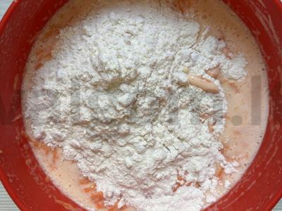 Morkų keksiukas su žemės riešutais Žingsnis 7