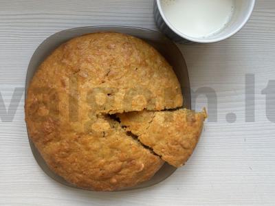 Morkų keksiukas su žemės riešutais pagrindine nuotrauka