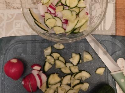 Šviežias pavasarinis salotas su ridikėliais, agurkais, mangoldu ir saldžiąja kukurūzais Žingsnis 1