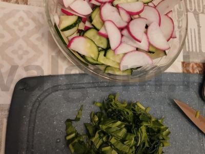 Šviežias pavasarinis salotas su ridikėliais, agurkais, mangoldu ir saldžiąja kukurūzais Žingsnis 2