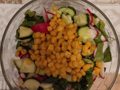 Šviežias pavasarinis salotas su ridikėliais, agurkais, mangoldu ir saldžiąja kukurūzais Žingsnis 3