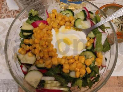 Šviežias pavasarinis salotas su ridikėliais, agurkais, mangoldu ir saldžiąja kukurūzais Žingsnis 4