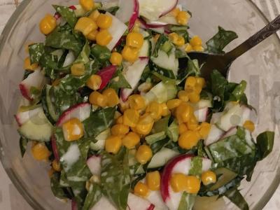 Šviežias pavasarinis salotas su ridikėliais, agurkais, mangoldu ir saldžiąja kukurūzais pagrindine nuotrauka