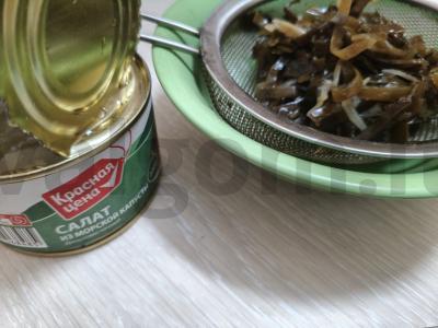 Salotos su jūros kopūstais ir krabų lazdelėmis Žingsnis 1