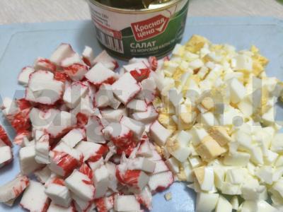 Salotos su jūros kopūstais ir krabų lazdelėmis Žingsnis 2