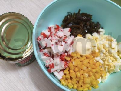 Salotos su jūros kopūstais ir krabų lazdelėmis Žingsnis 3